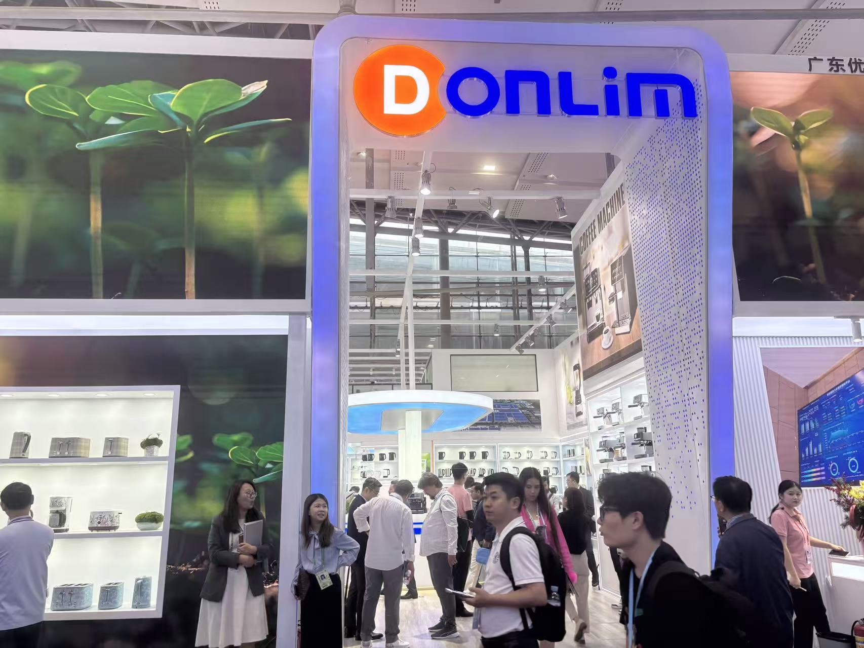 广交会上小家电出口企业展示的一角。  拍摄/第一财经记者王珍