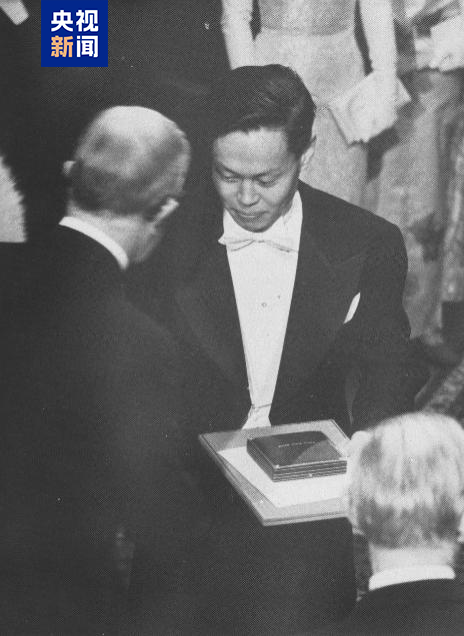 △1957年杨振宁自瑞典国王手中接受诺贝尔奖章