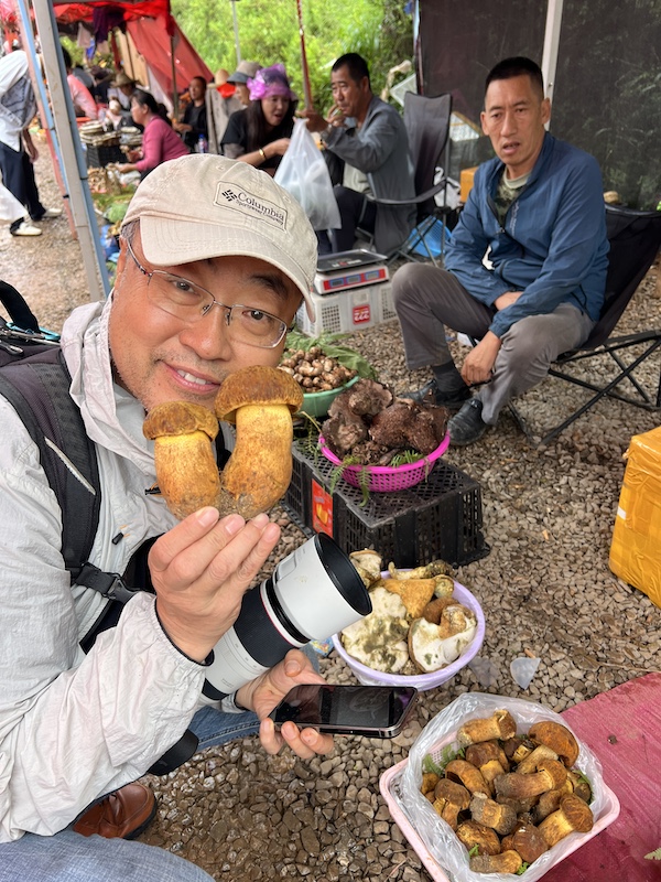 北京大学哲学系教授刘华杰是国内博物文化的倡行者。今年八月,刘华杰在中国博物论坛期间与半夏等人前往昆明周边乡街子买菌子。  摄影/半夏