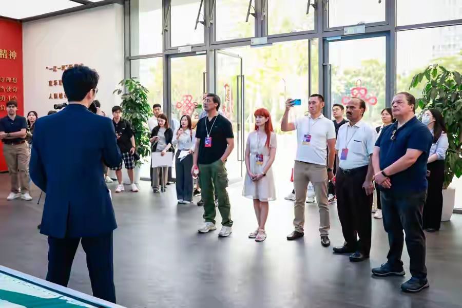 国际汉学家们在徐汇滨江党群服务中心了解人民城市发展理念和实践