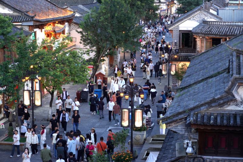 本地人与外来者之间形成了两个“平行世界”,一个带着乌托邦实验色彩,一个是紧贴现实的经济选择(摄影记者/任玉明)