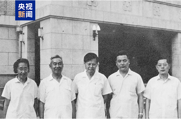 △1972年杨振宁与王承书（左一）、张文裕（左二）、邓稼先（右二）、周光召（右一）于北京