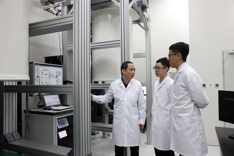 中国科学技术大学教授、“祖冲之号”量子计算总师朱晓波（左一）与学生讨论实验结果。新华社资料