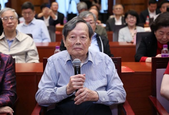 2021年杨振宁在清华大学举行的“杨振宁先生学术思想研讨会”上讲话