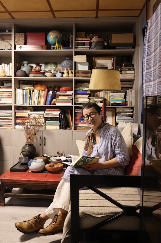 半夏,原名杨鸿雁,作家,独立的生物多样性志愿者和博物生存理念的推广者。  摄影/罗敏