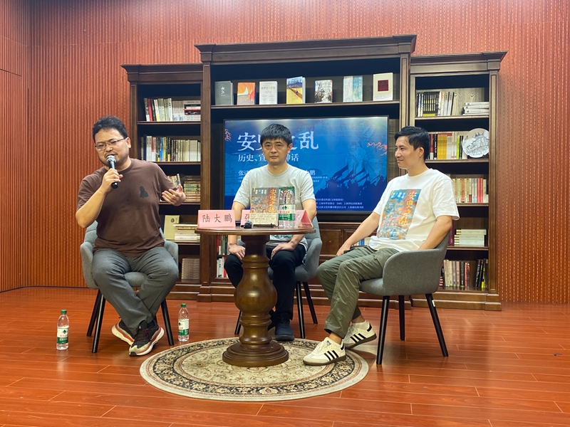 张诗坪（中）、胡可奇（右）与陆大鹏（左）在陆家嘴读书会聊《安史之乱》    佟鑫摄
