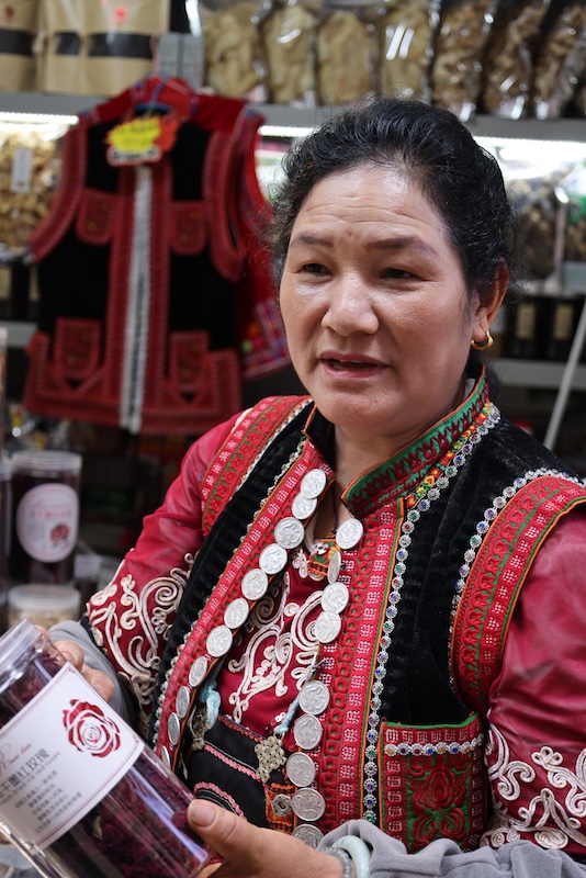 卖彝族山货的花腰彝李大姐,她的山货非常特别。 摄影/河洛
