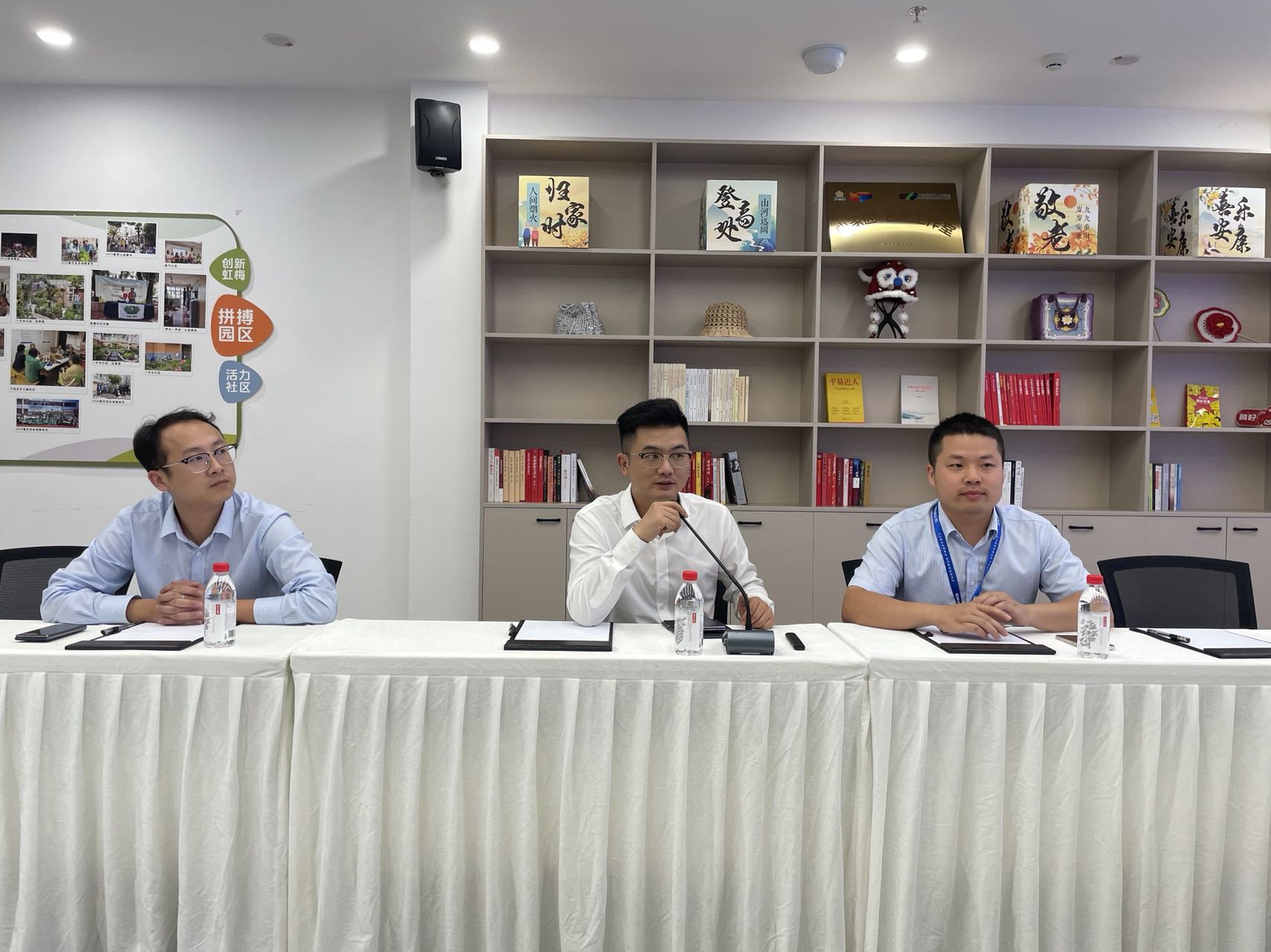 中鹊物业公司党支部书记、总经理杨俊（中）介绍物业+居家养老服务清单