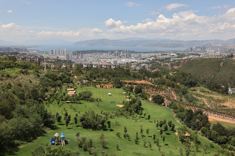 随着大城市高压的生活环境与阶层焦虑不断累积,一批中产阶层,或是自由职业者、艺术家主动迁往大理。(摄影记者/任玉明)