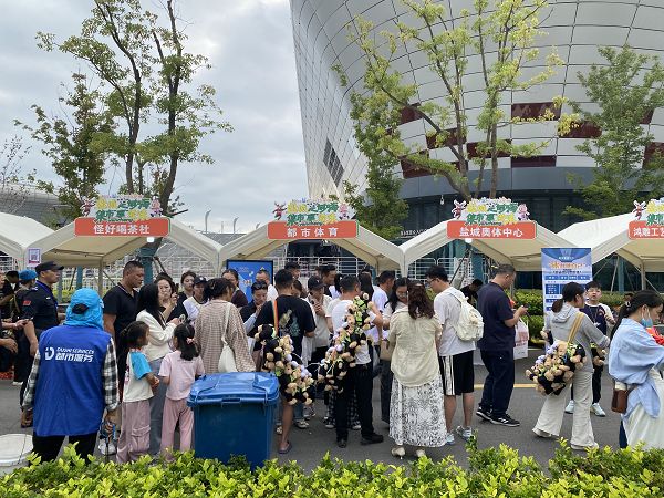 赛场外的热闹市集    摄影/佟鑫