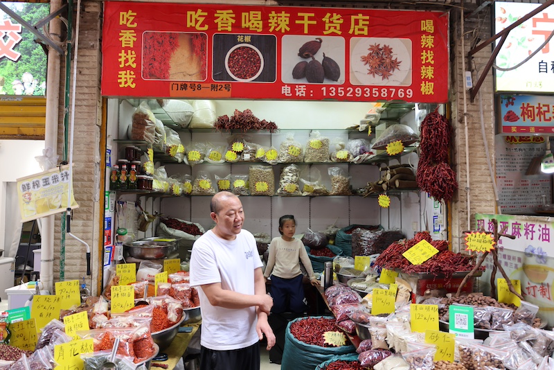 在“吃香喝辣干货店”,几乎买得到所有叫得出名字的东南亚调料。  摄影/河洛