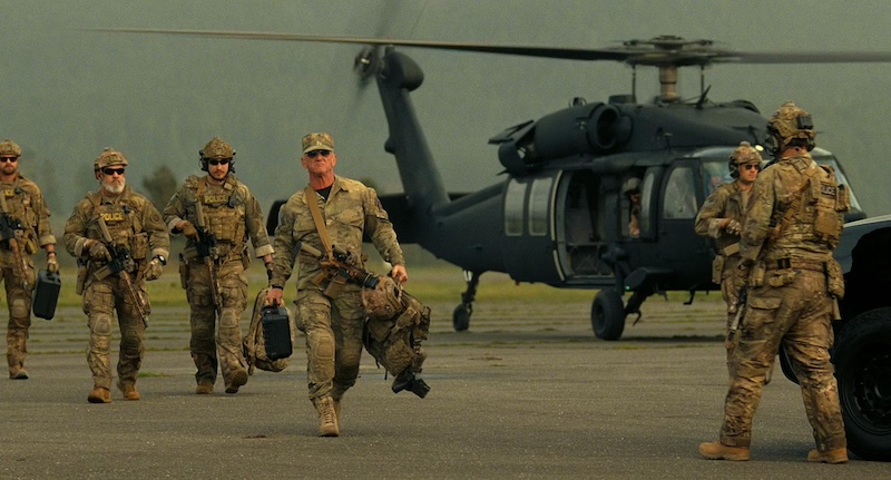 肖恩·潘饰演上校洛克乔