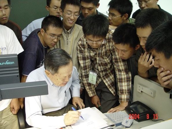 2004年秋杨振宁与清华大学物理系大一新生在课间交流