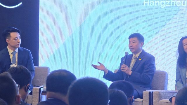 在近日举行的世界经济论坛“产业转型升级新动力论坛”上,倪军(左二)在主论坛上发言 (第一财经记者/摄)