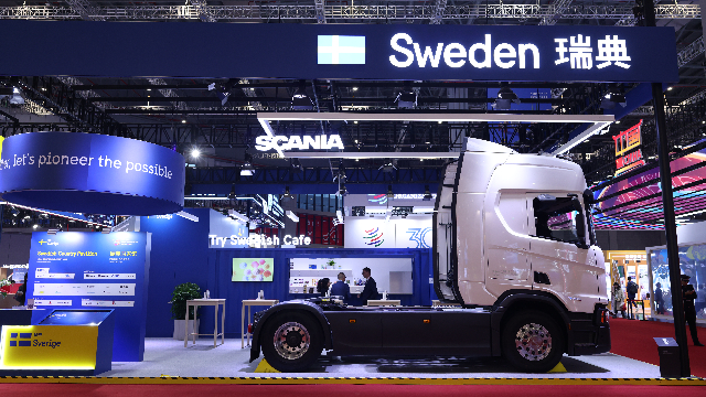 斯堪尼亚在瑞典国家馆上展出的重型卡车(第一财经记者 任玉明/摄)