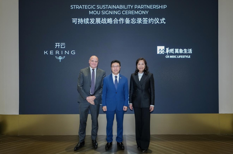 (从左到右)开云集团首席运营官Jean-Marc Duplaix,华润万象生活执行董事、总裁 喻霖康,开云集团大中华区总裁 蔡金青
