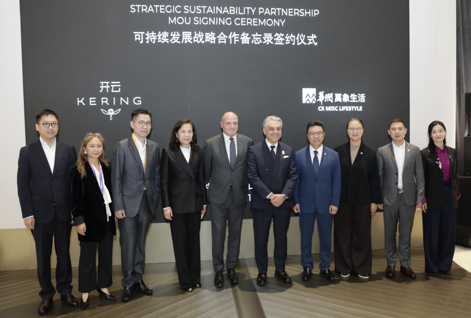 本次出席开云集团进博会开幕仪式(从左至右):华润万象生活商业航道商业运营部总经理 王明阳,开云集团总裁办公共事务总监 段雨新,开云集团大中华区房地产部副总裁兼集团租赁总监 马雪明,开云集团大中华区总裁 蔡金青,开云集团首席运营官 Jean-Marc Duplaix,开云集团首席执行官 Luca de Meo,华润万象生活执行董事、总裁 喻霖康,清华大学中国新型城镇化研究院院长助理 谭小川,华润万象生活执行董事、副总裁、商业航道总经理 王磊,华润万象生活办公室主任 姚淼