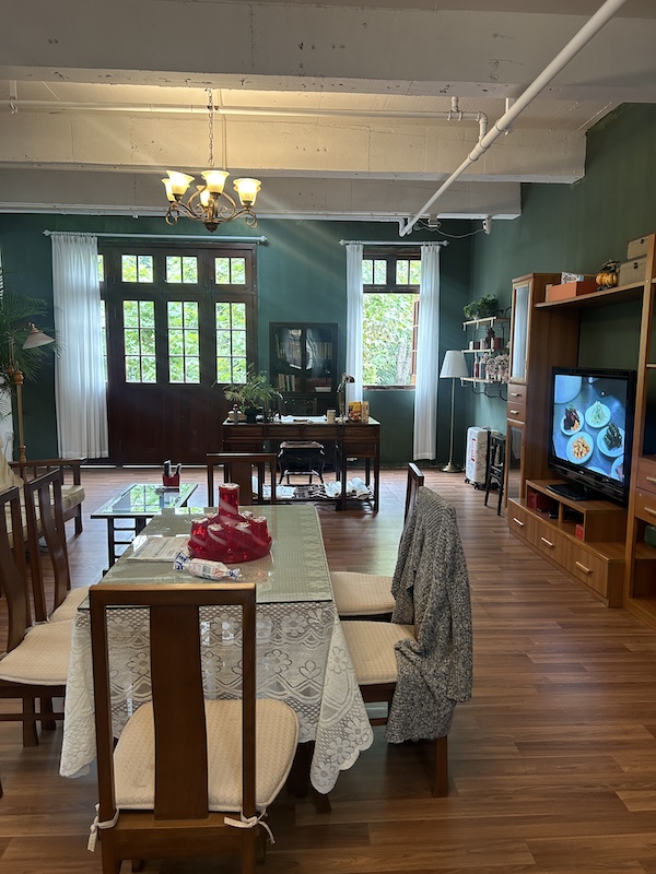 二层复刻了老汪的家，餐桌椅背上还搭着素娟的毛衣。（葛怡婷拍摄）