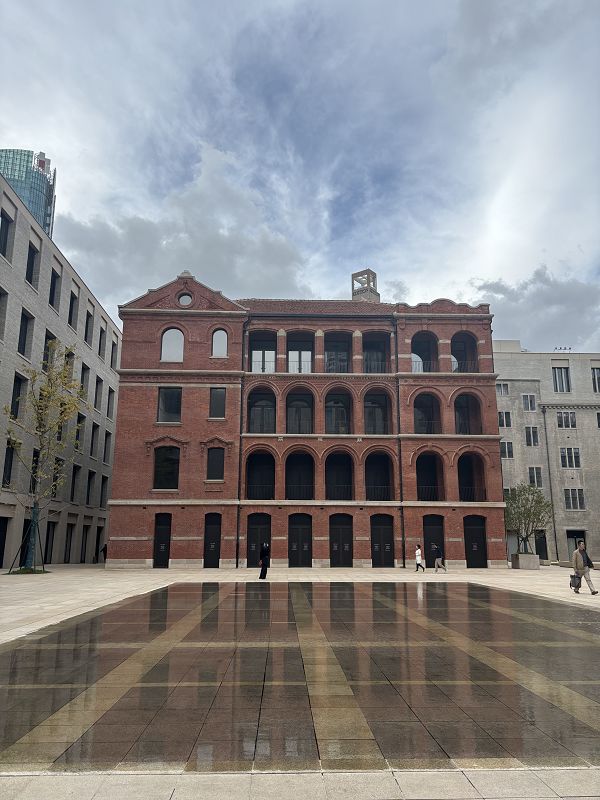 小红楼的历史比老市府大楼还要悠久，如今也得到了全面修缮    摄影/李刚