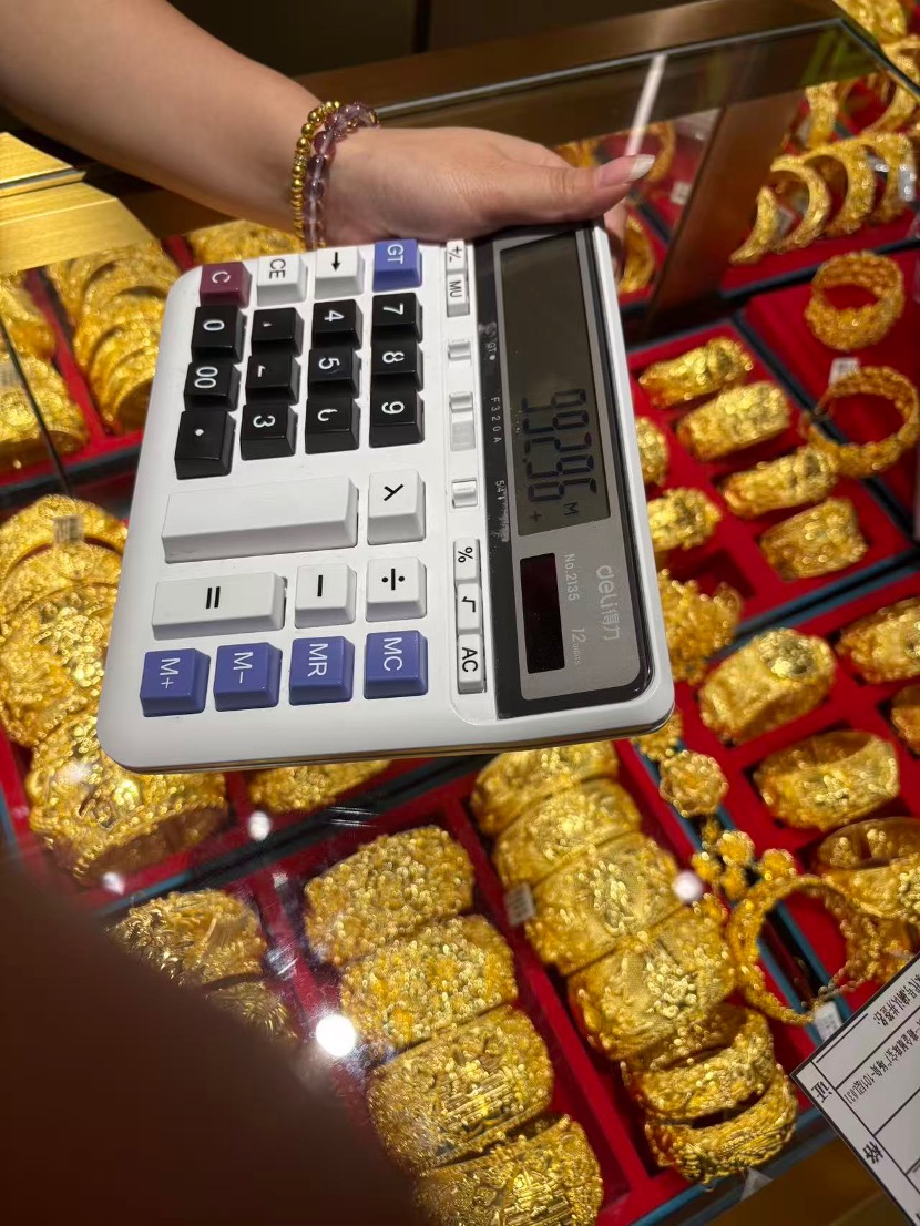 (店员现场演示金价)
