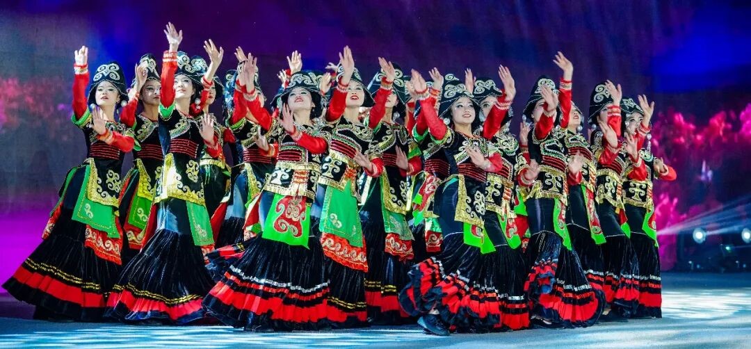 晚会上歌舞表演精彩纷呈
