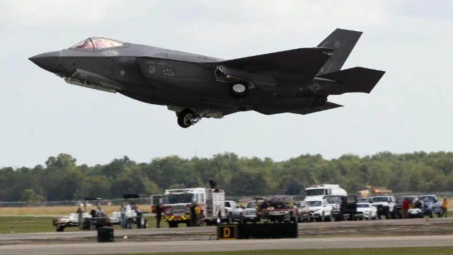 正在进行飞行表演的美军F-35战斗机 （来源：新华社）