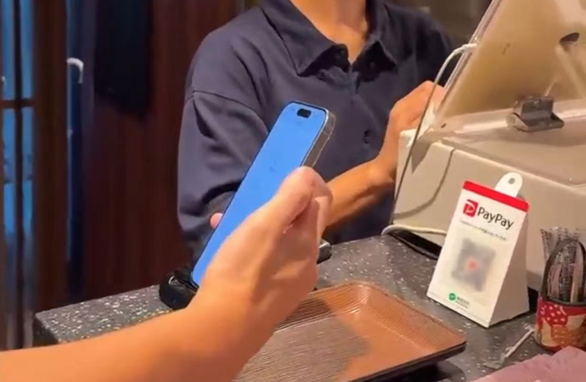 (中国用户在日本扫码支付)