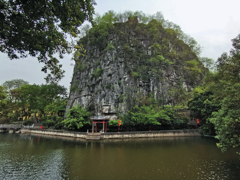 桂林独秀峰，华中大学在桂期间的校舍即在附近