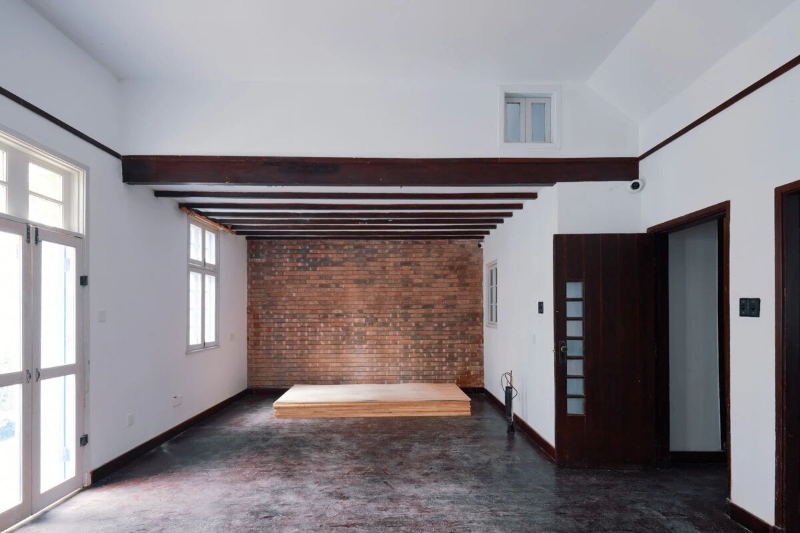 童寯住宅的挑高客厅有小窗，可与二楼卧室互动