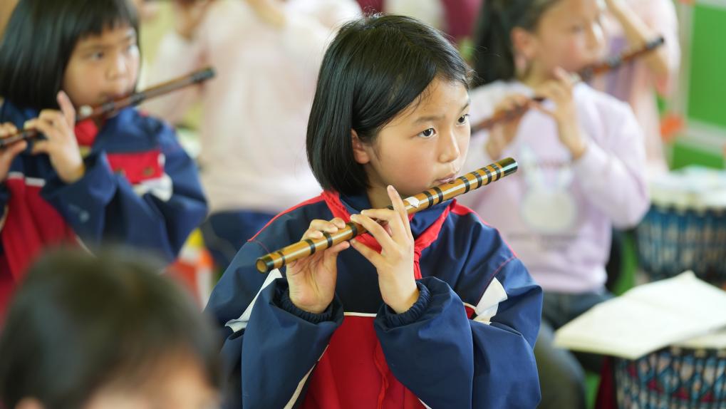 小学生蓓娜(化名)正在学习演奏乐曲