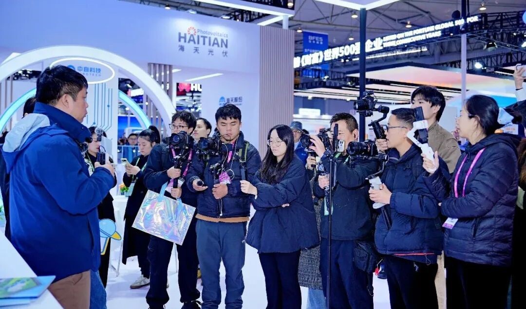 媒体团采访企业展区