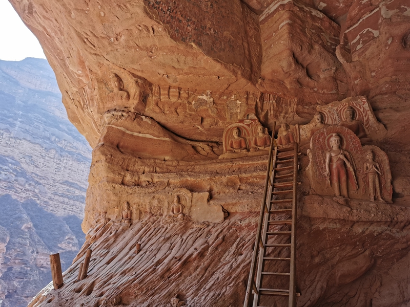 敦煌研究院目前负责敦煌莫高窟、西千佛洞、瓜州榆林窟、天水麦积山石窟、永靖炳灵寺石窟和庆阳北石窟寺的管理保护。图为炳灵寺石窟169窟,其西秦造像与壁画反映了中国佛教艺术初兴时的风格和特色。 摄影记者/任玉明