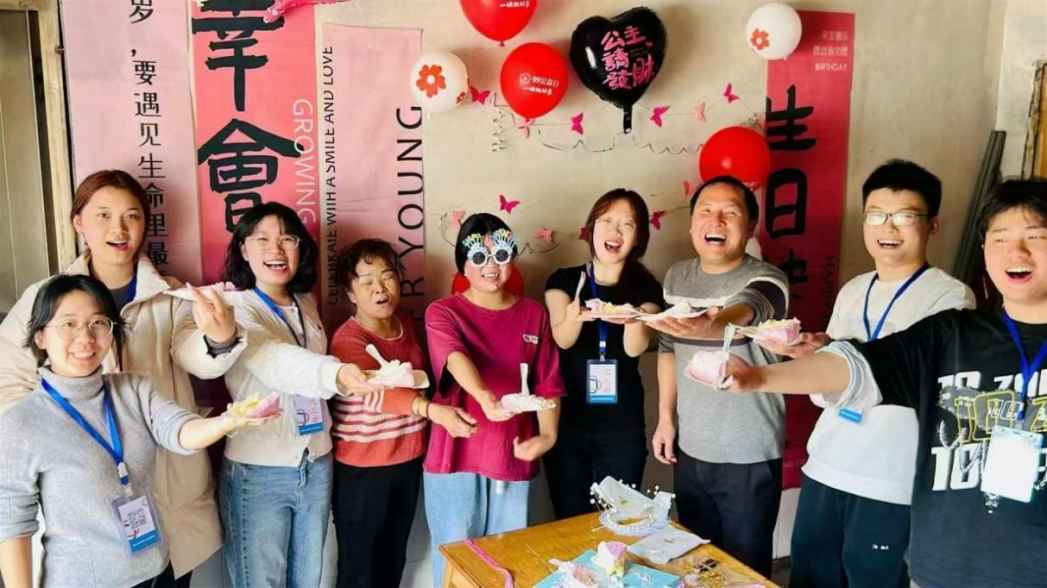 志愿者与小熙(化名)在其十八岁生日会上合照留念