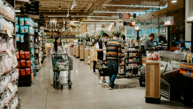 美国“K形”经济下消费多靠富人,股市会成经济“阿喀琉斯之踵”吗?