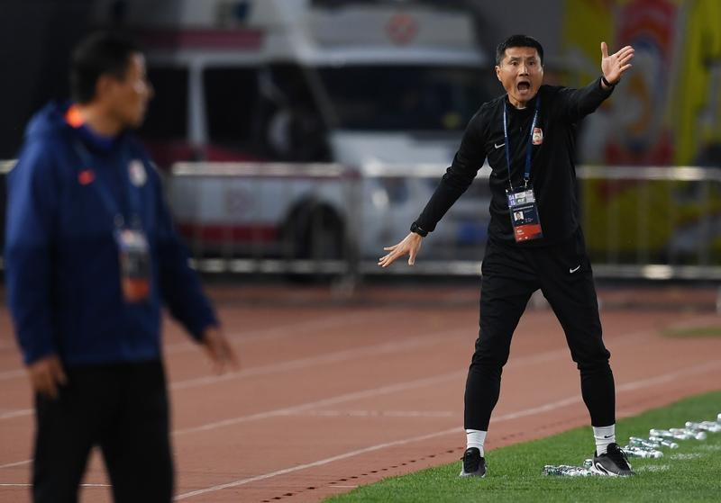 担任青岛西海岸队主教练的邵佳一。