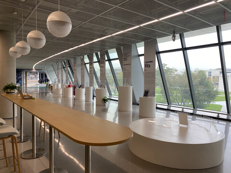 学术环院系楼内的交流休闲空间    佟鑫摄