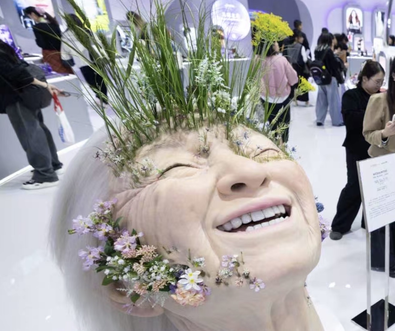 聚焦进博会｜从“颜值经济”到“银发科技”，中老年人成为消费新生力