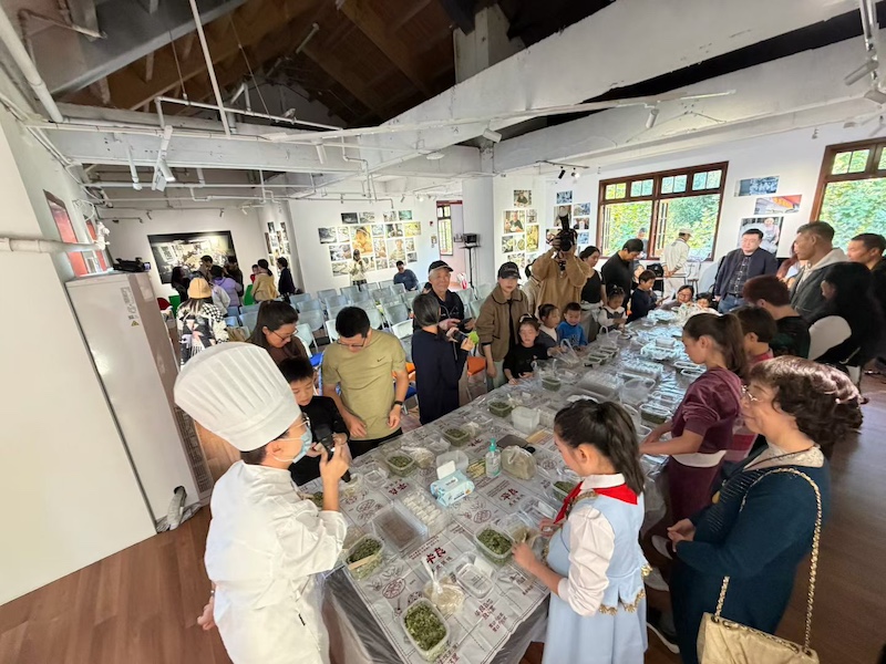 在“菜肉馄饨·思南会客厅”举办的包馄饨亲子活动。（顾晓东拍摄）