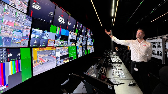 F1技术人员介绍赛事直播流程（陈玺宇摄）