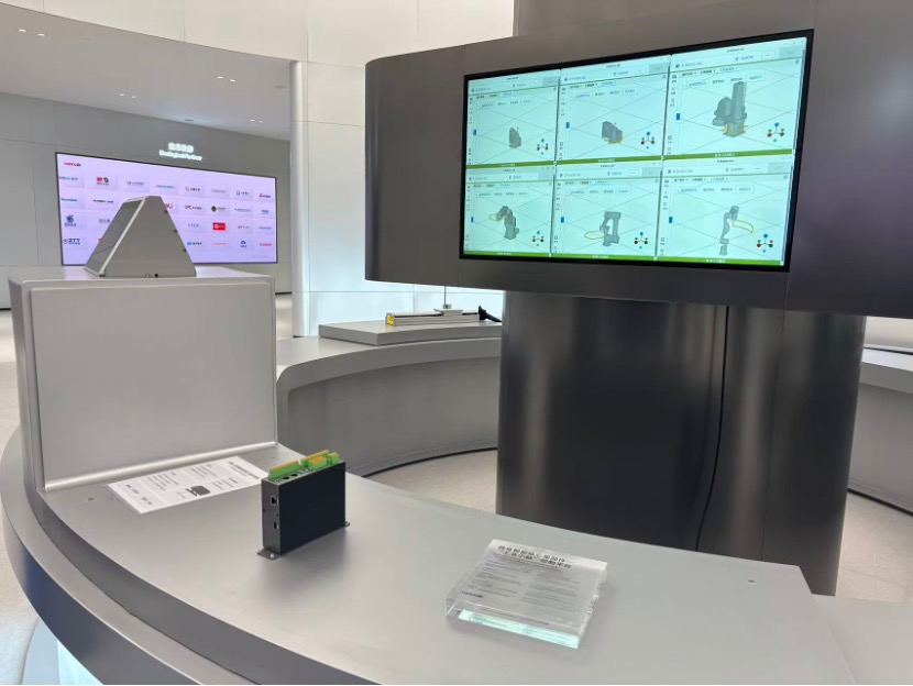 桌子上的电脑和电视AI 生成的内容可能不正确。