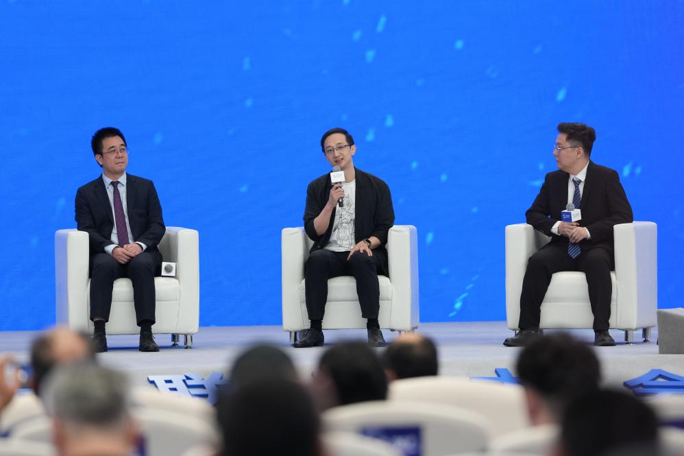 11月7日,游戏科学创始人兼CEO、《黑神话:悟空》制作人冯骥(中)在“六小龙乌镇对话”上发言。新华社记者 黄宗治 摄