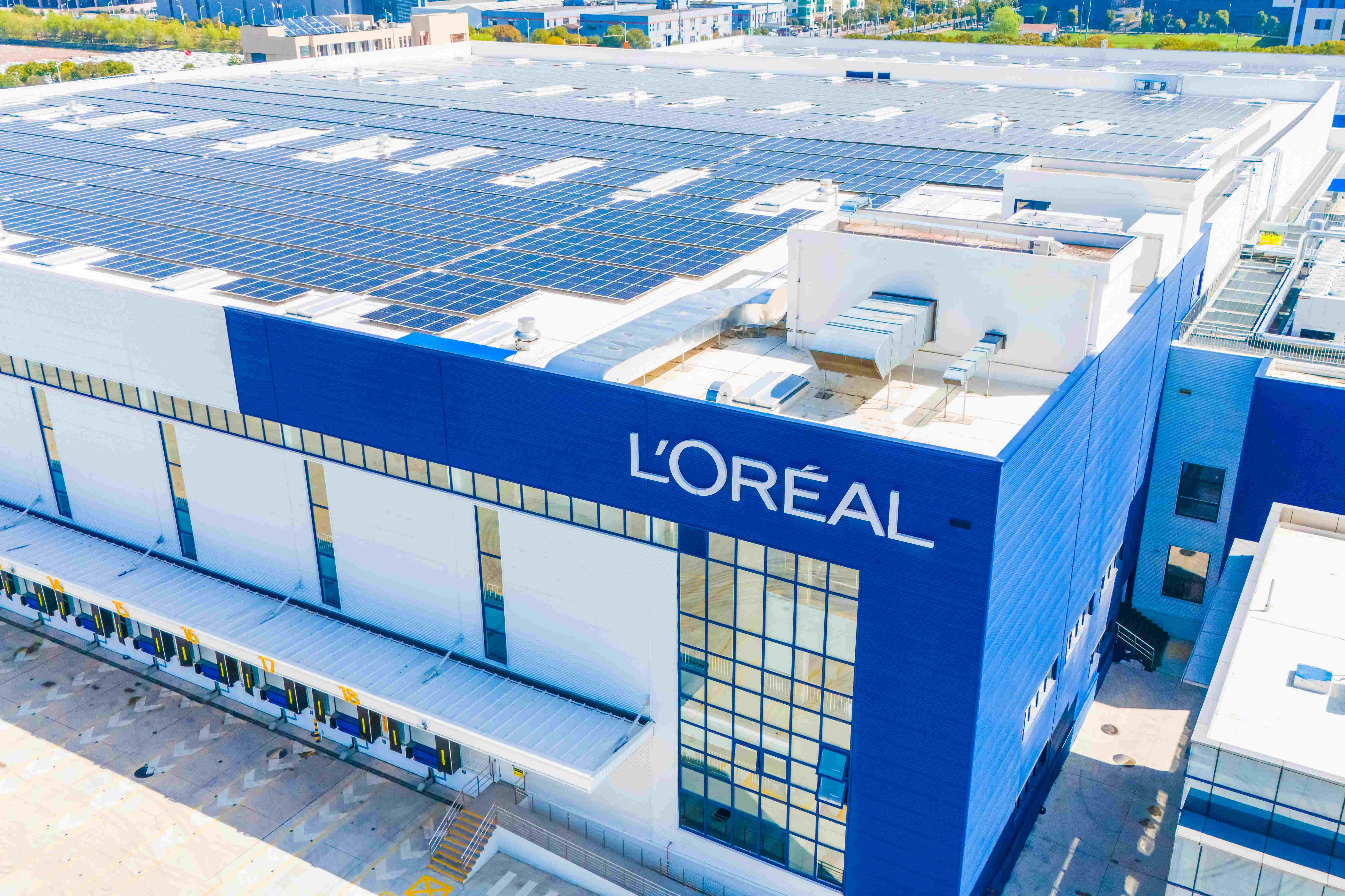 （在“欧莱雅，为明天”的可持续发展战略指导下，苏州智能运营中心将全面采用100%可再生能源，助力实现欧莱雅集团的可持续供应链目标。）