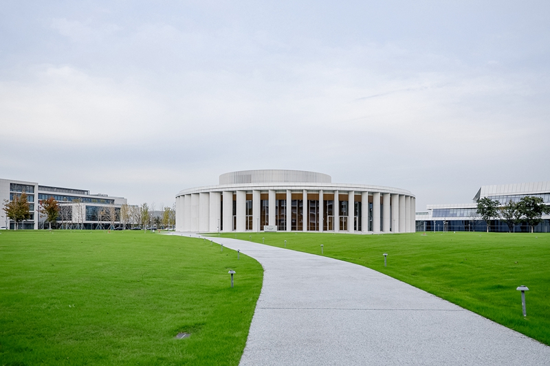 西湖大学云谷校区中心位置学术岛内的大草坪和礼堂    海茵建筑供图