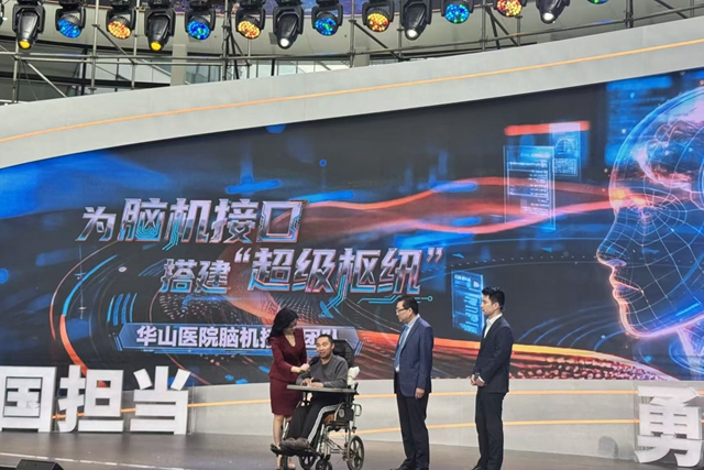 接受脑机手术的小董,现在手部活动更自如了。摄影/金叶子