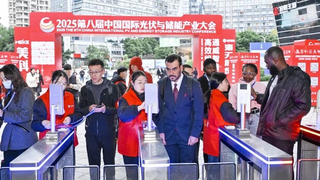 志愿者为大会保驾护航