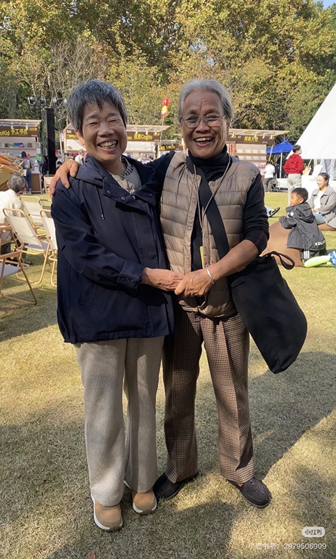 肖凤玉和玉珍（左）