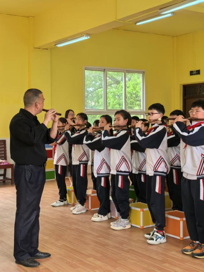 贵州省铜仁市玉屏县第三小学的音乐社团正在练习