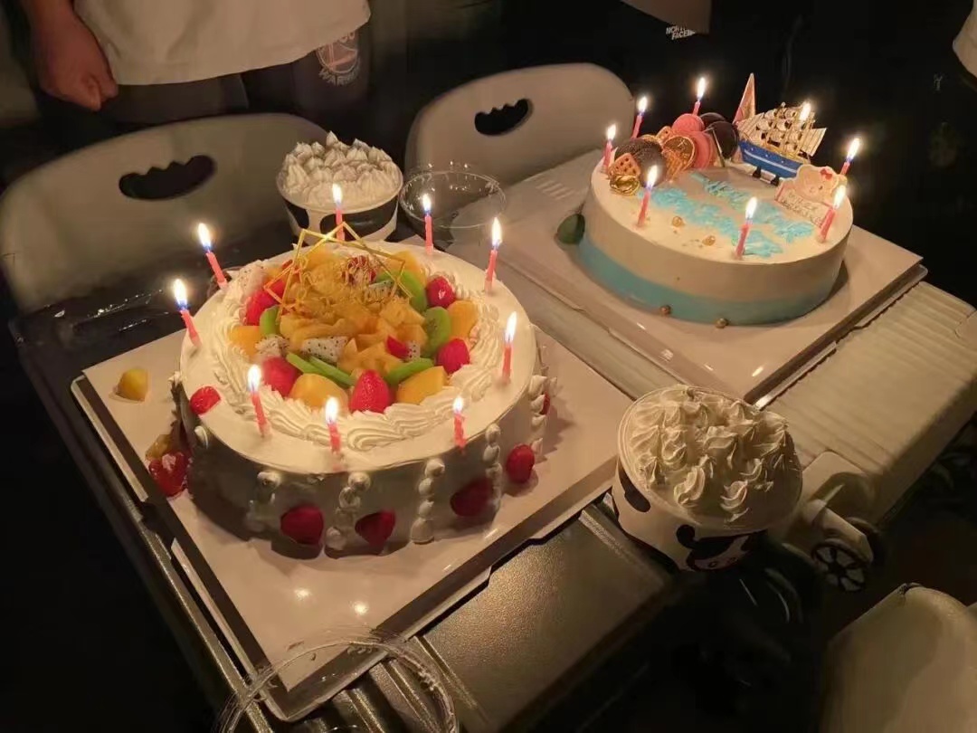 学生在宿舍过生日    受访人供图