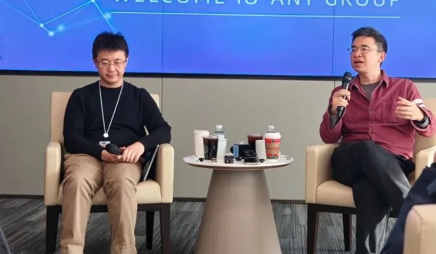 蚂蚁集团 CTO 何征宇（右）灵光负责人蔡伟（左）