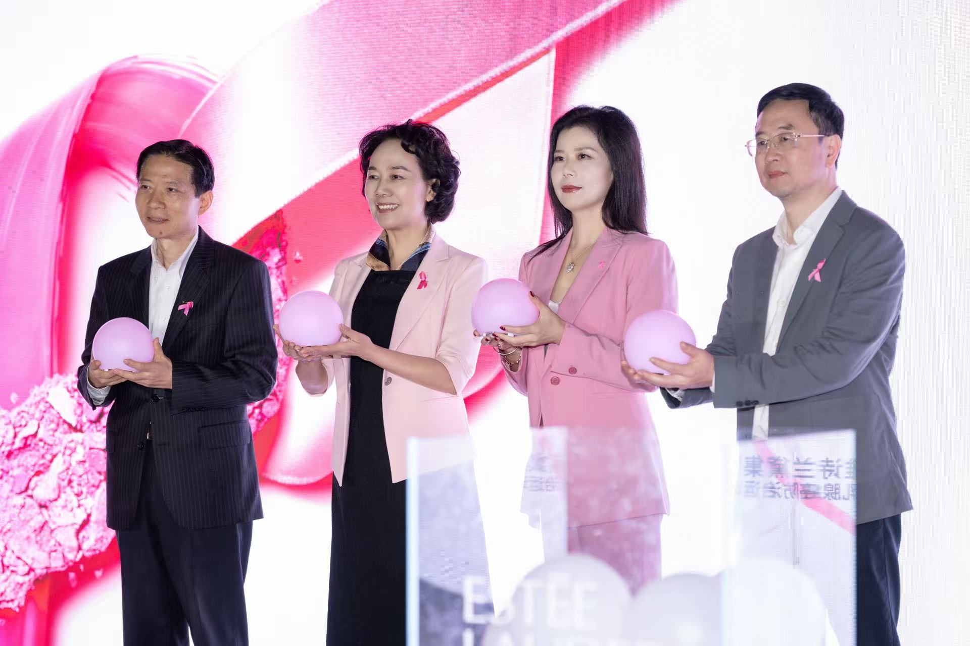 雅诗兰黛集团2025年粉红丝带公益活动正式启动（从左至右：上海市闵行区区委书记陆方舟，全国妇联原书记处书记、中国妇女发展基金会理事长杜芮，雅诗兰黛集团中国区总裁兼首席执行官樊嘉煜，上海市商务委二级巡视员汤超）